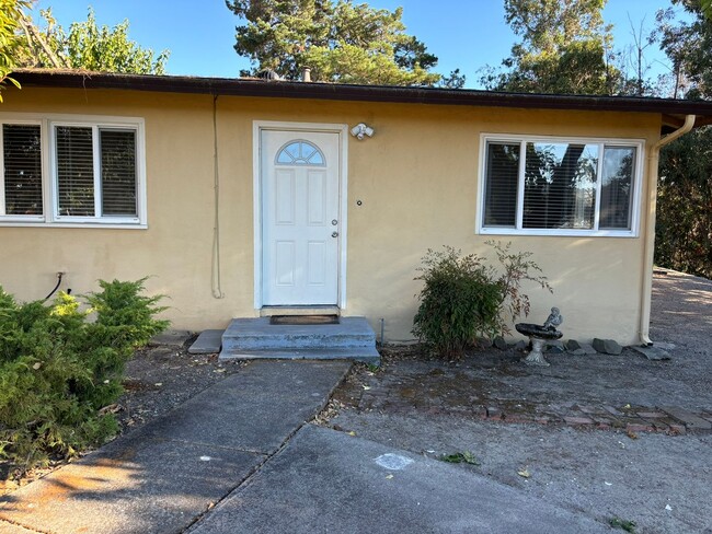 Primary Photo - Well maintained 2 bed/1 bath apartment in ...