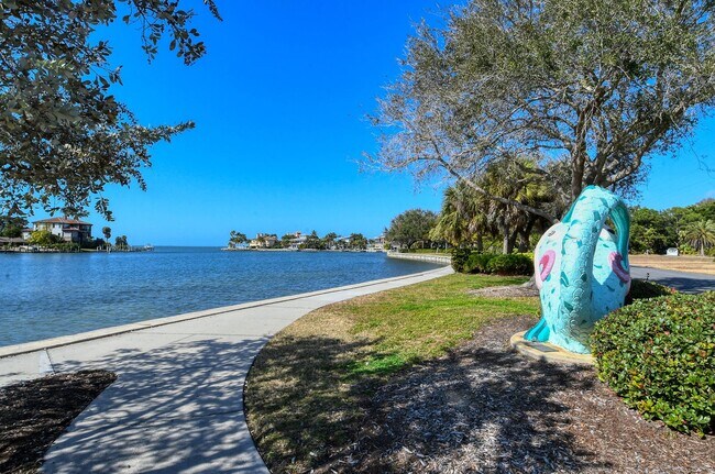 Building Photo - Museum's Area Home