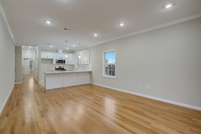 Building Photo - 16 Grant Ave