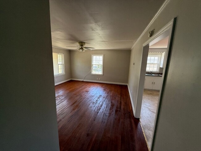 Building Photo - 2 Bedroom House near Downtown Raleigh east of Oakwood