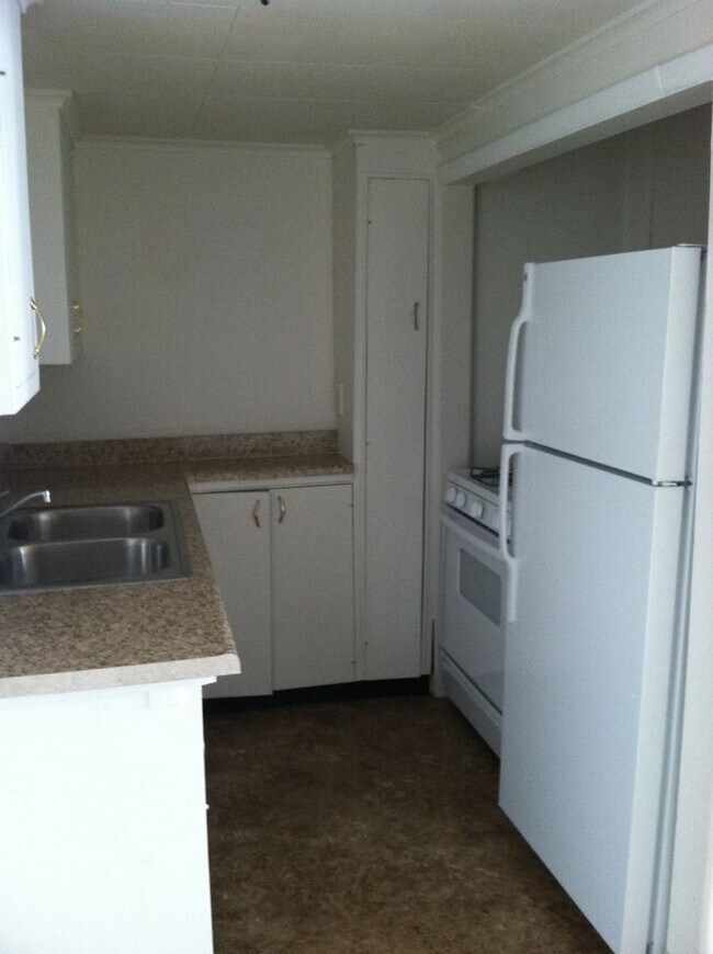 Building Photo - 612 13th St S