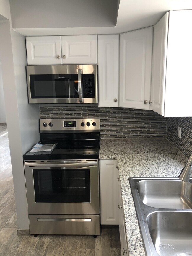 Building Photo - 2601 W Broadway Blvd