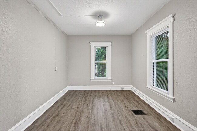 Building Photo - 812 7th St SE