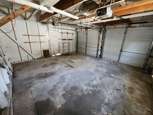 Building Photo - Spacious 3-Bedroom, 1-Bathroom Home AVAILA...