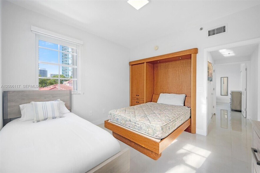 Building Photo - 3255 NE 184th St