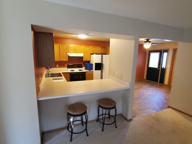 Kitchen/Dining Room - 967 Roseland Dr