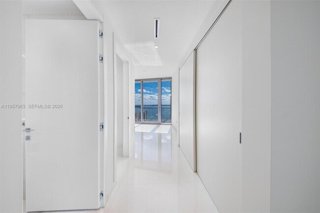 Building Photo - 300 Biscayne Blvd Way