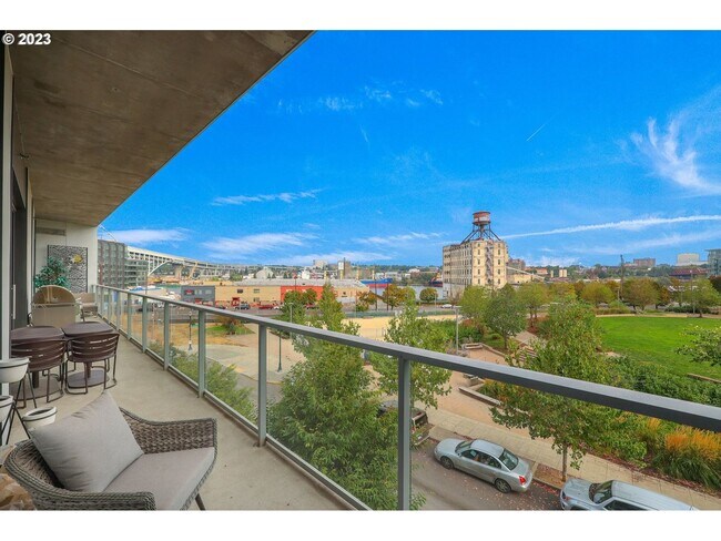 Building Photo - First Month's Rent FREE! Stunning East facing Pearl District condo located in The Vista Condomini...