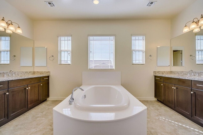 Building Photo - 4529 E Vista Bonita Dr