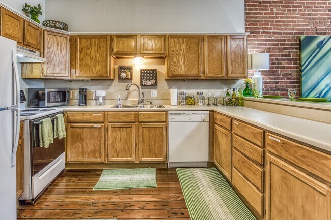 Building Photo - 110 E Alamo St