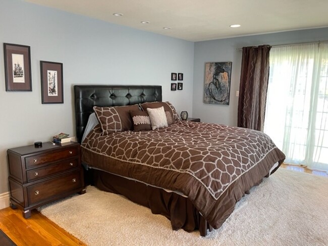 Building Photo - Gorgeous updated single level home in S.Wa...