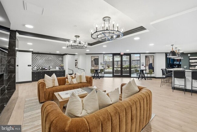 Building Photo - 701 N Henry St