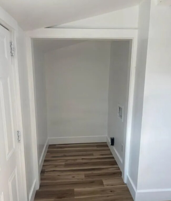 Building Photo - Spacious One Bedroom Duplex located near S...