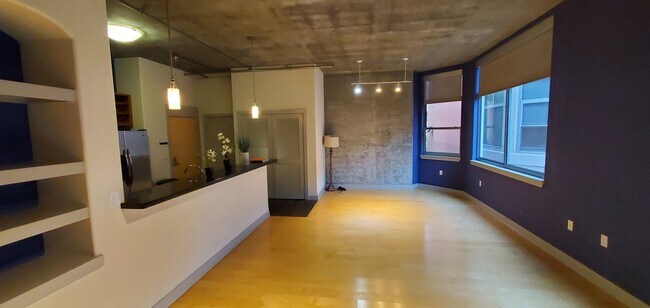 Building Photo - 840 E Green St