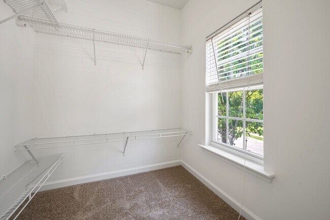 Building Photo - 1411 Crimson Creek Dr