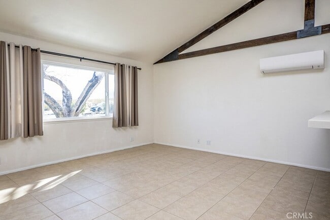 Building Photo - Beautiful 2 Bedroom Home
