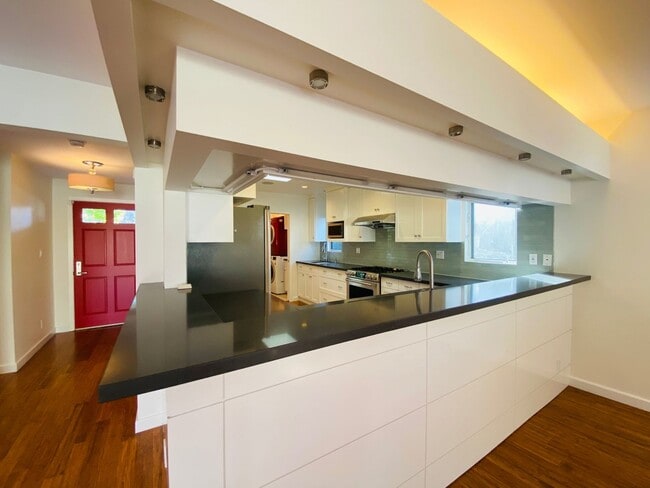 Building Photo - Sitting Proudly on a Vibrant Mar Vista Street, this 3-Bedroom 2-Bathroom Demands Your Attention