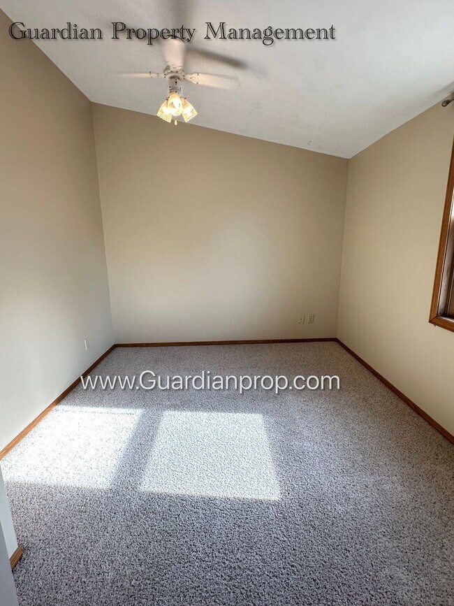 Building Photo - South Minneapolis SFH, Fenced Yard, 1 Car Garage, Dishwasher, Laundry, October Availability