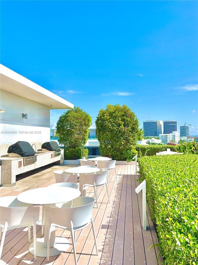 Building Photo - 9940 W Bay Harbor Dr