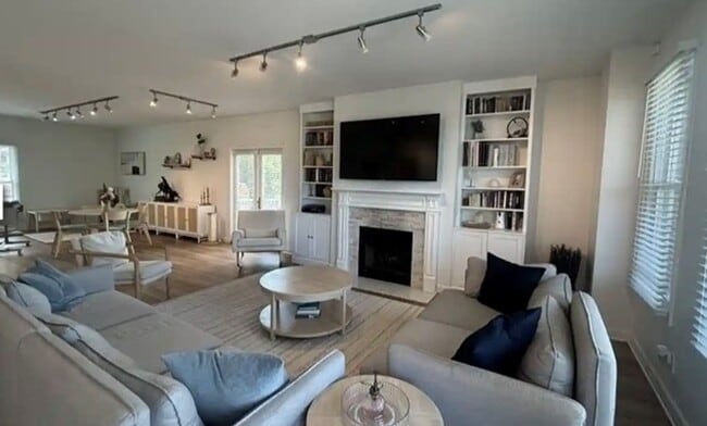 Building Photo - Beautiful 3 bedroom townhome in Harbor Park!