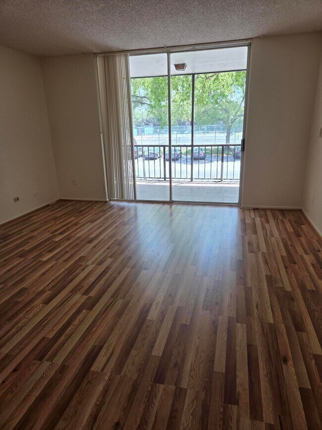 Building Photo - 3750 Inverrary Dr