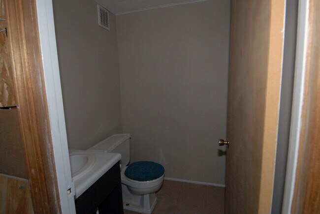 Building Photo - 10 Jenny Lind Dr