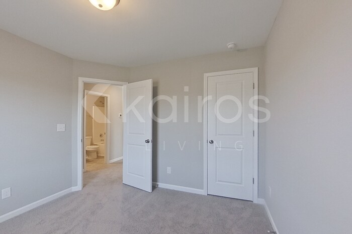 Building Photo - 928 Silent Barge Cv