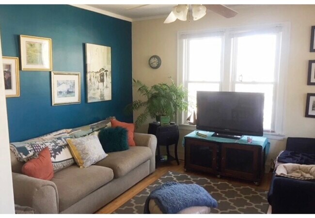 Building Photo - 733 Elm St