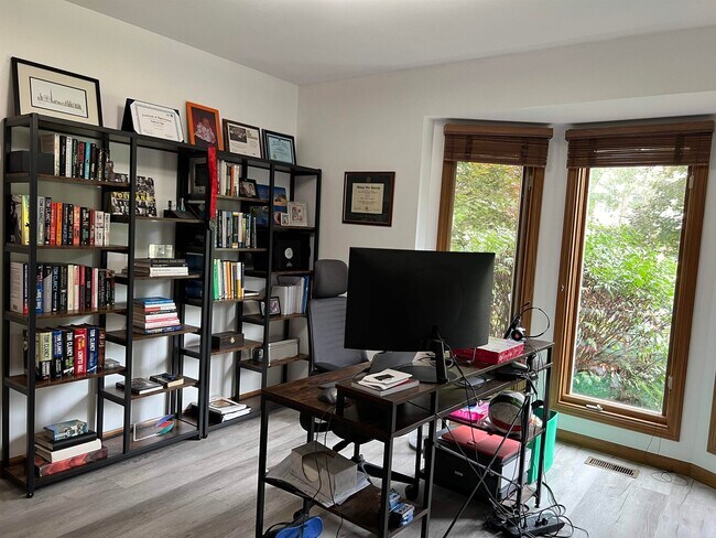 Building Photo - 4907 Pinewood Ct