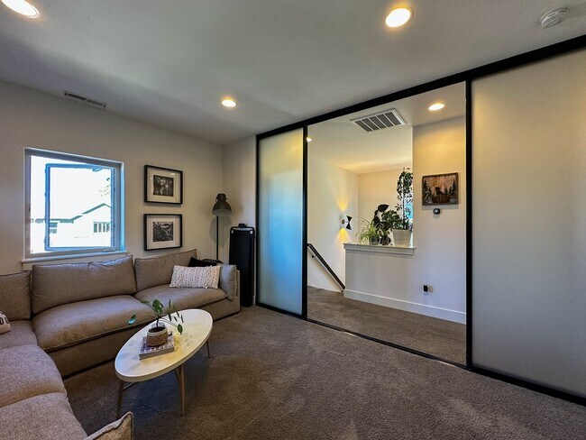 Building Photo - Stunning home available in Stone Creek!  M...