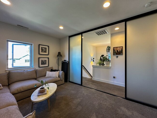 Building Photo - Stunning home available in Stone Creek!  Must see the interior!