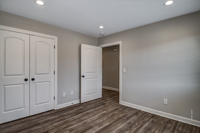 Building Photo - 3 Bedroom Town Home