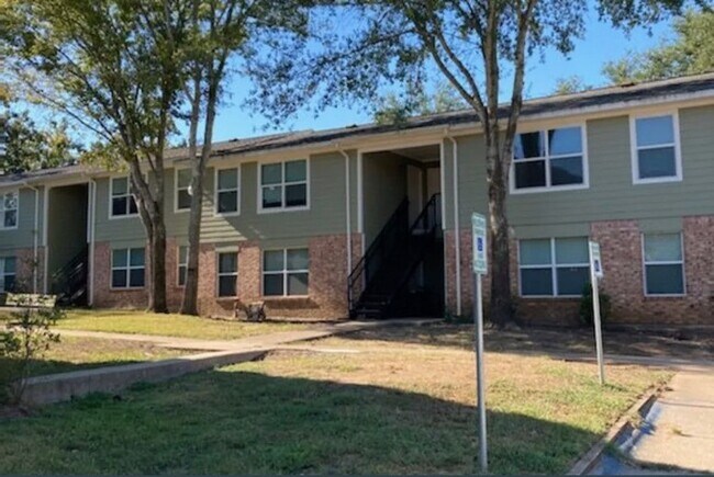 Building Photo - 231 Gene St