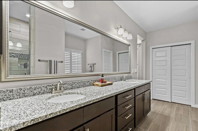 Building Photo - 265 Emerald Sun Dr