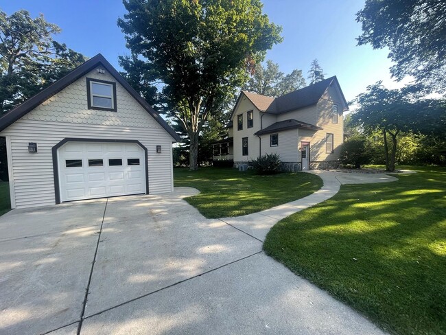 Building Photo - Charming Country Home