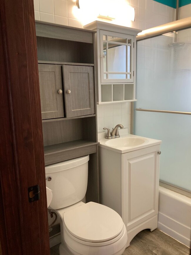 Building Photo - Amazing 4 Bedroom 2 Bathroom House with Garage!