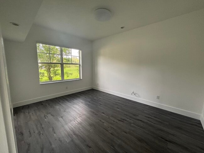 Building Photo - 2630 Creekside Dr
