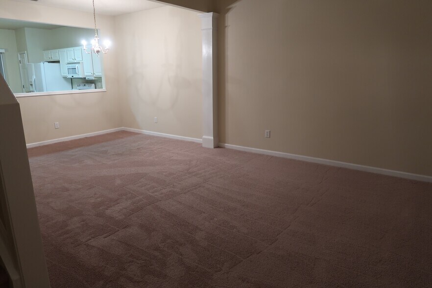 Livingroom/Dining room - 200 Durston Loop