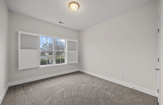 Building Photo - Like New Garden View Townhome in Graham