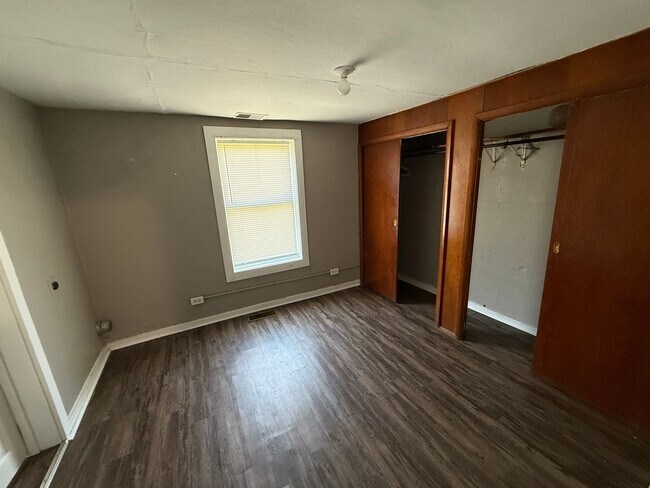 Building Photo - 1503 W 16th St