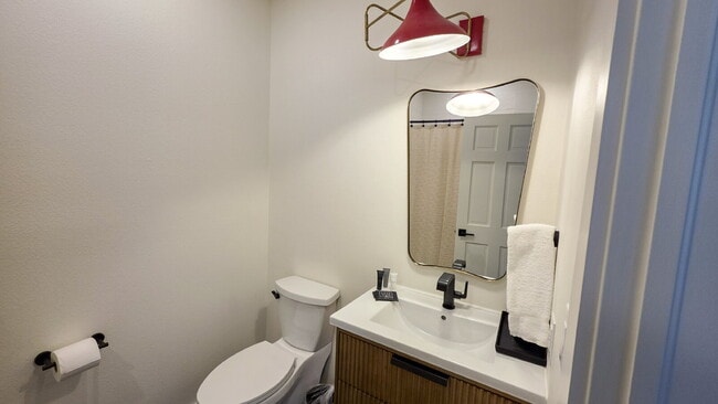 Building Photo - Fully Remodeled 4 bedroom Home in Hamilton Creek