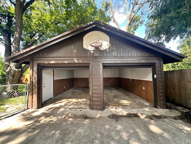 Building Photo - Charming 3 Bed 2 Bath Home with Bonus Den and Detached Garage
