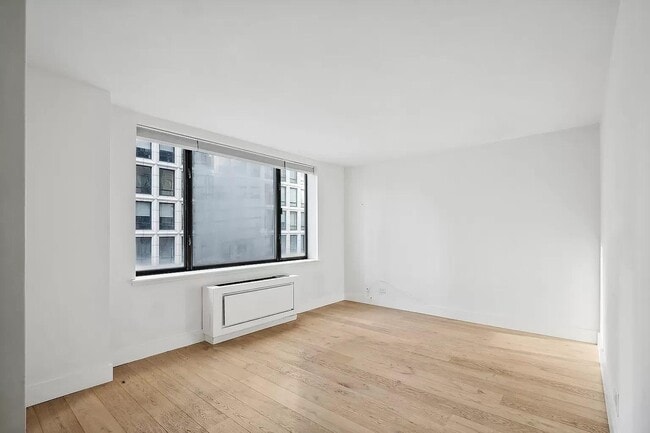 Building Photo - 30 W 61st St