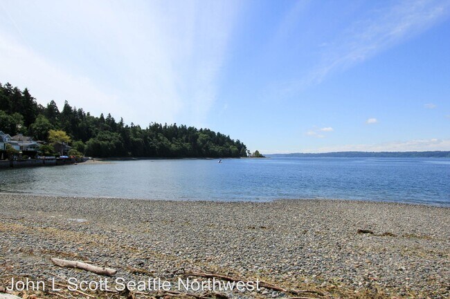 Building Photo - 7035 Beach Dr SW