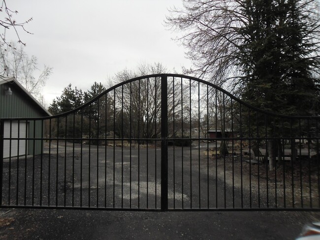 Building Photo - 2 Bedroom 1 Bath Rancher Close to Deer Park