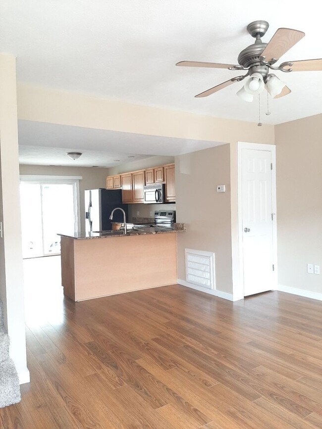 Building Photo - 2 Bed/1.5 Bath Townhouse with Garage - 8/5/2026