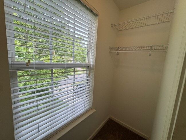 Building Photo - Move-in Ready! **Move-in Special** $250 of...
