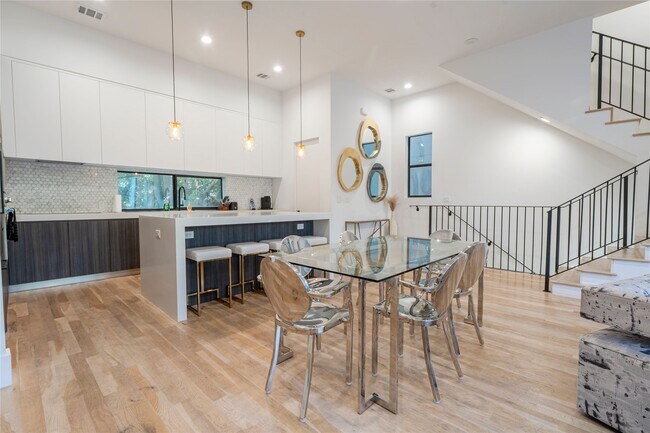 Building Photo - 709 Memorial Heights Dr