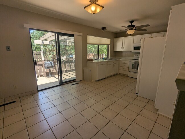 Building Photo - 1754 Yucca Ct