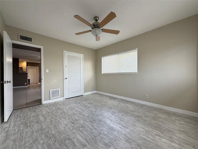 Building Photo - 530 NE 34th Ct